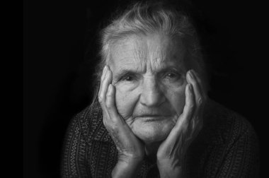 Nostaljik bir yaşlı kadın portresi. Geçmişte çağrıştıran.