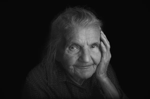 Portret van een trieste oudere vrouw. Dromen van het verleden. — Stockfoto