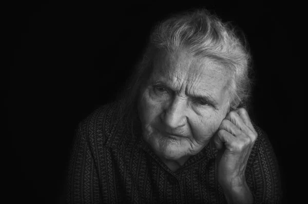 Retrato de una triste anciana. Soñando el pasado . — Foto de Stock