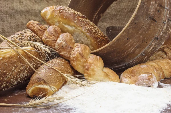 Pane fresco croccante e caldo fatto in casa . — Foto Stock