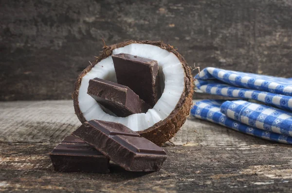 Kokosnoot met chocolade op houten achtergrond Rechtenvrije Stockafbeeldingen