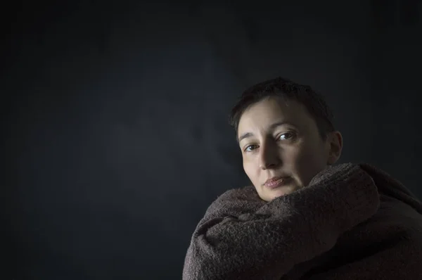 Portrét smutné, depresivní ženy sedí sám — Stock fotografie