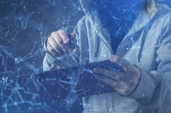 Киберпреступник, человек, использующий планшет в глубоком киберпространстве — стоковое фото