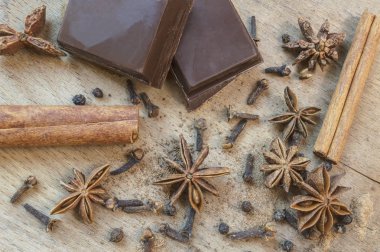 Yıldız anason, çikolata, tarçın ve karanfil ahşap tablo. 