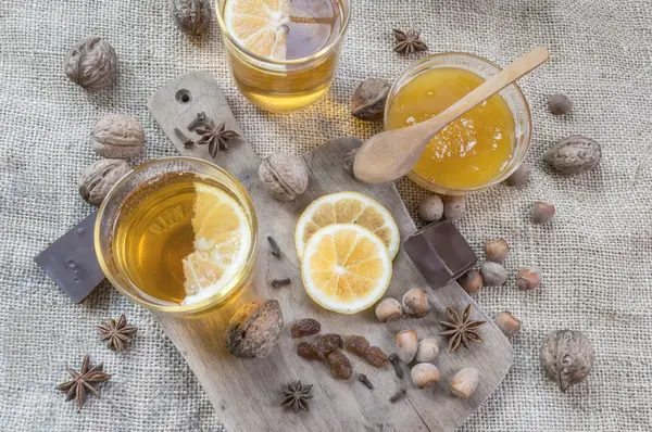 Anís estrellado, fruta naranja en rodajas, canela, tarro de miel, nueces y — Foto de Stock