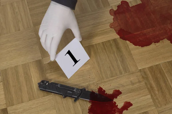 Evidence markers on wooden flor with knife and blood. Murder, ki — Stock Photo, Image