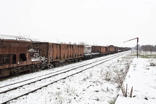 Vieux wagons sur le chemin de fer dans la neige en hiver . — Photo