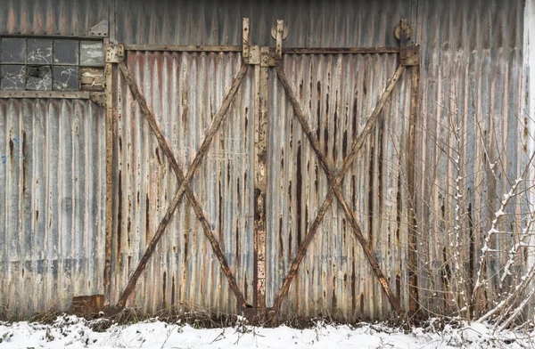 一个锈迹斑斑的旧金属门 — 图库照片