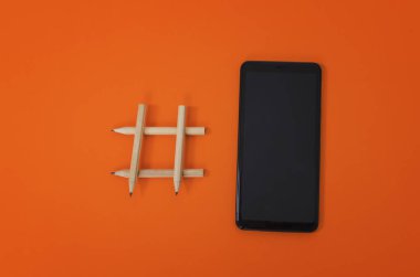 Kalem ve akıllı telefondan yapılmış etiket işareti
