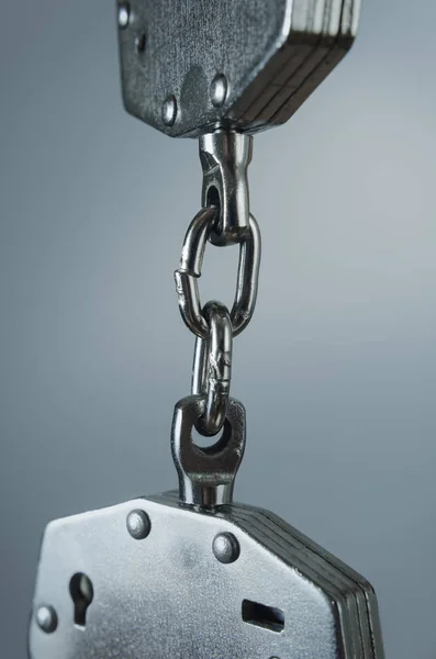 Крупный план цепи наручников — стоковое фото