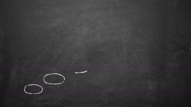 Karatahtaya yazılı tebeşir Bulut konuşma baloncuğu kelime fikri