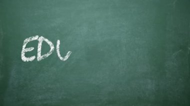 Tahtaya yazılan eğitim kelimesi