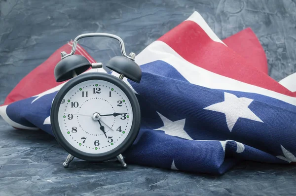 Bandera Nacional de América y despertador negro — Foto de Stock