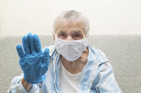 Ηλικιωμένη Γυναίκα Ιατρική Μάσκα Και Σήκωσε Χέρι Στο Στοπ Δείχνει — Φωτογραφία Αρχείου