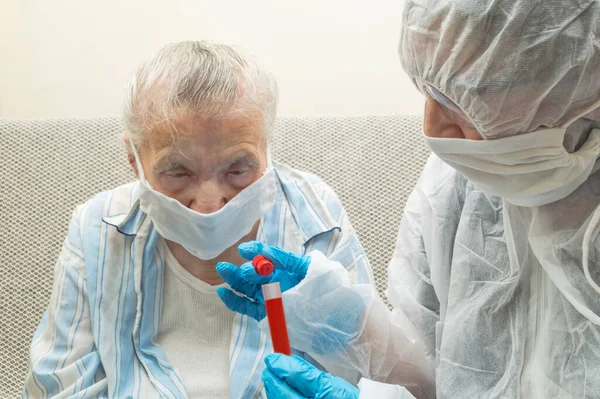 Medische Hulp Maakt Bloed Van Een Mogelijk Geïnfecteerde Oudere Vrouw — Stockfoto