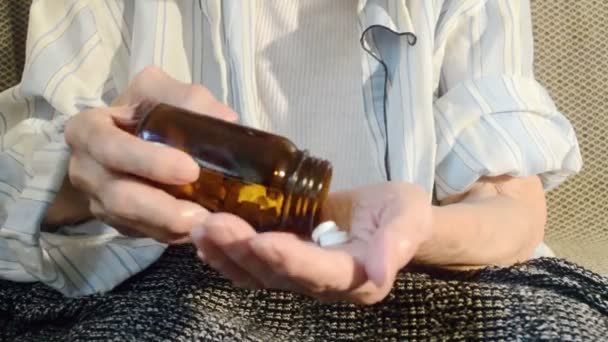 Старшая Женщина Проливает Таблетки Бутылки Таблетками Ладонь — стоковое видео