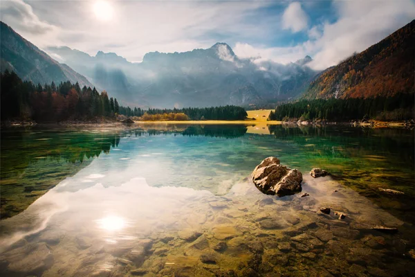 Piękna Scena Lago Fusine Krystalicznie Czystą Wodą Górami Mangart Tle — Zdjęcie stockowe