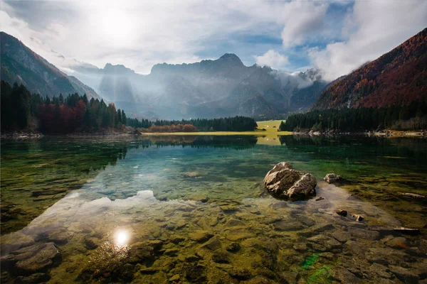 Schöne Szene Lago Fusine Mit Kristallklarem Wasser Und Den Mangartbergen — Stockfoto