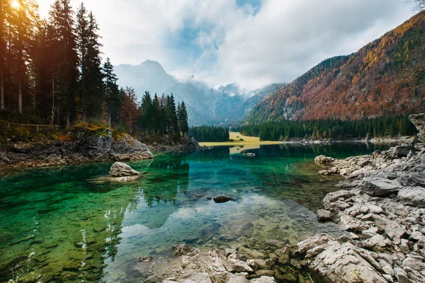 Schöne Szene Lago Fusine Mit Kristallklarem Wasser Und Den Mangartbergen — Stockfoto