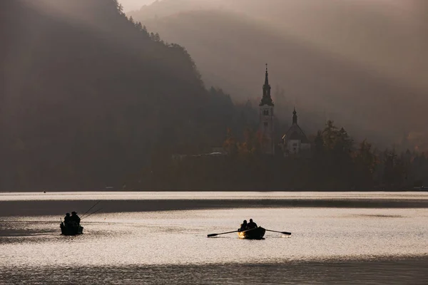 Middagverlichting Aan Het Bled Lake Slovenië Europa Martin Kerk Achtergrond Rechtenvrije Stockfoto's