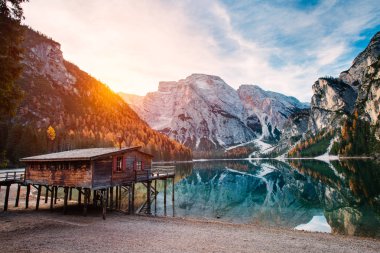 Güney Tirol 'deki en güzel göl olan Lago di Braies' in (Pragser Wildsee) muhteşem manzarası, Dolomites dağları, İtalya. Popüler turist eğlencesi. Güzel Avrupa.