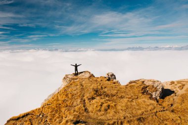Bir dağın zirvesinde fotoğrafçı maceracı, aktif hayat, iz sürme ve seyahat. Başarı ve özgürlük kavramı.