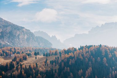 Val Gardena, Güney Tirol, İtalya ve Avrupa 'da arka planda güzel dağların olduğu bir tepe manzarası.