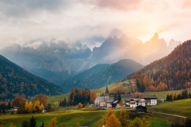Val di Funes, Dolomites, Santa Maddalena ünlü San Giovanni kilisesi ve Alpler 'in zirveleri, Güney Tirol, İtalya. Popüler turist eğlencesi. Güzel Avrupa.