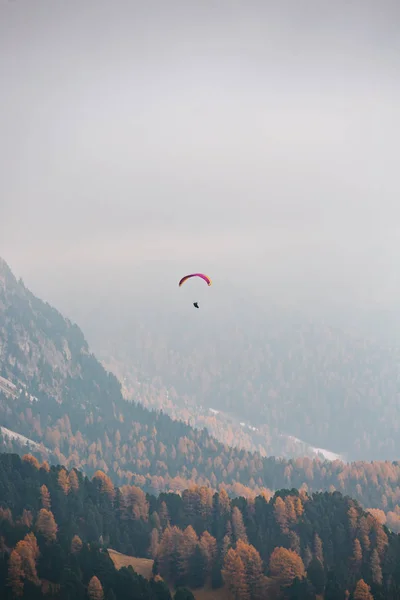 Paraglider Flying Mountains Dolomites Italy Sunny Autumn Day — Stock Photo, Image