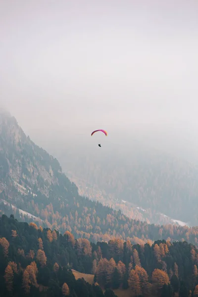 Paraglider Flying Mountains Dolomites Italy Sunny Autumn Day — Stock Photo, Image