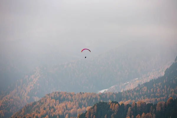 Paraglider Flying Mountains Dolomites Italy Sunny Autumn Day — Stock Photo, Image