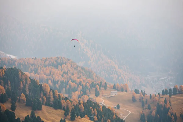 Paraglider Flying Mountains Dolomites Italy Sunny Autumn Day — Stock Photo, Image