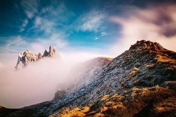 Vista Desde Seceda Montañas Odle Niebla Sobre Las Nubes Impresionantes —  Fotos de Stock