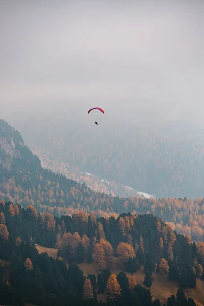 Paraglider Flyger Över Bergen Dolomiterna Italien Solig Höstdag — Stockfoto