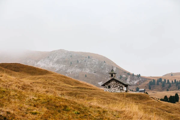 Великолепная Сцена Маленькой Часовней Горах — стоковое фото