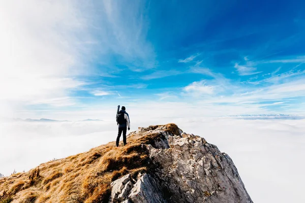 Φωτογράφος Περιπέτεια Άνθρωπος Στην Κορυφή Ενός Βουνού Ενεργός Ζωή Παρακολούθηση — Φωτογραφία Αρχείου