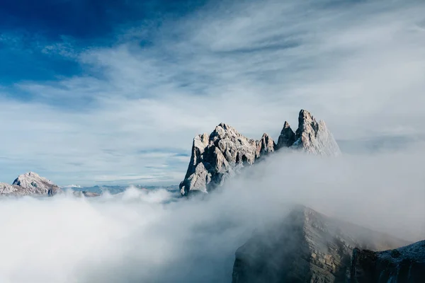 セセダ 霧の中で奇妙な山からの眺め 雲の上 ドロミテ山脈 イタリア ヨーロッパで素晴らしいユニークな景色 — ストック写真