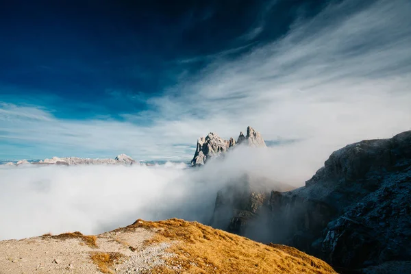 セセダ 霧の中で奇妙な山からの眺め 雲の上 ドロミテ山脈 イタリア ヨーロッパで素晴らしいユニークな景色 — ストック写真