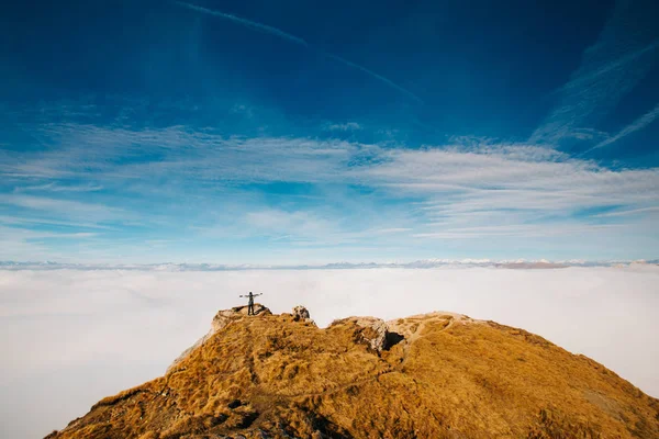 Φωτογράφος Περιπέτεια Άνθρωπος Στην Κορυφή Ενός Βουνού Ενεργός Ζωή Παρακολούθηση — Φωτογραφία Αρχείου