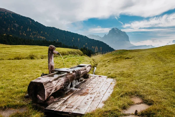 Vacker Utsikt Sydtyrolen Italien Ett Vackert Europa Sötvattenbrunn — Stockfoto