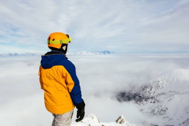 Kayakçılar dağın tepesinden güzel karlı manzaraya bakıyor. Arka planda Yüksek Tatra dağları. Chopok Peak, Low Tatras, Slovakya, Avrupa.