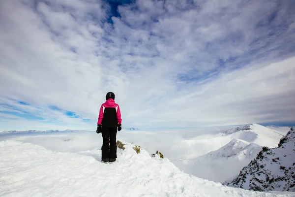Narciarze Patrzący Piękny Śnieżny Krajobraz Szczytu Góry Tle Tatry Wysokie Obrazek Stockowy