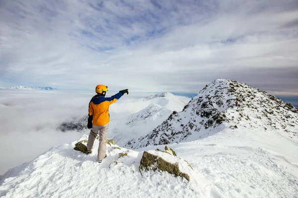 Σκιέρ Κοιτάζουν Όμορφο Χιονισμένο Τοπίο Από Την Κορυφή Του Βουνού Royalty Free Εικόνες Αρχείου
