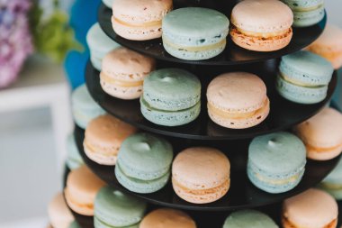 Nane ve şeftali macarons katmanlı bir stand
