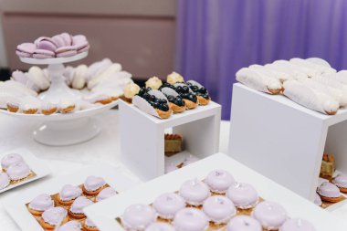 Şölende ya da partideki açık büfede lezzetli tatlılar.