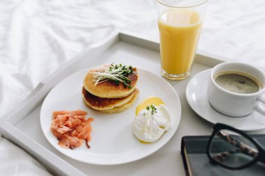 Krep, somon balığı ve haşlanmış yumurtadan oluşan besleyici ve lezzetli bir kahvaltı.