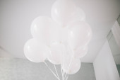 Velká banda bílých balónků.