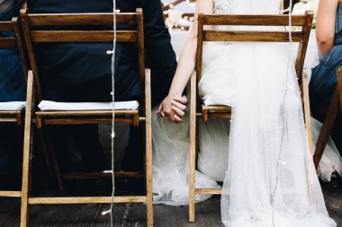 Gelin ve damat düğünlerinde el ele tutuşuyorlar.