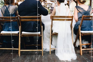 Gelin ve damat düğünlerinde düğün masasında oturuyorlar.