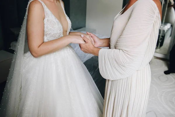Giovane sposa caucasica con sua madre il giorno del matrimonio — Foto Stock